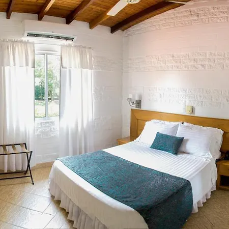Hosteria Horizontes Caucasia Exterior photo